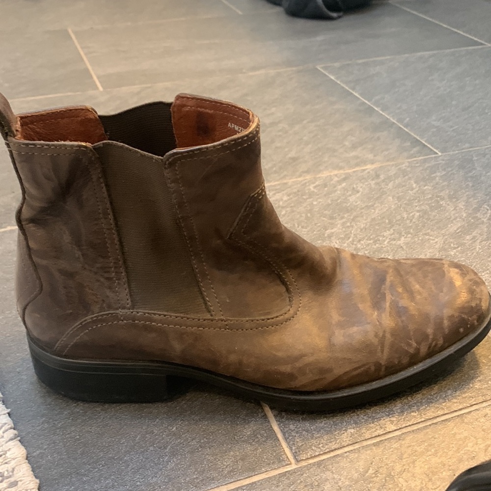 Men's size 8.5 brown leather Rockport ankle boots. Some scuff marks. - Picture 4 of 4